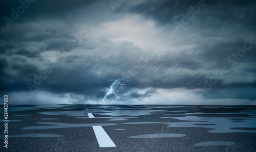Straße im Regen mit Gewitter