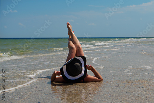  The girl in the hat on the sea