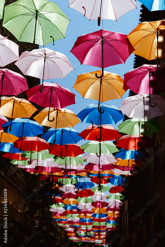 Viele bunte Regenschirme dienen als Dekoration und Sonnenschutz in Carcassonne, Frankreich