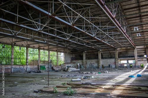 Obraz na płótnie Verlassener Flughafen Hangar