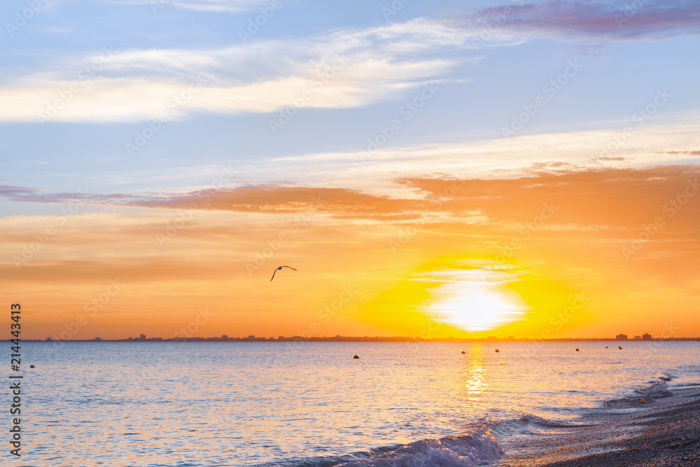 Obraz premium Beautiful summer sunset with clouds over the sea