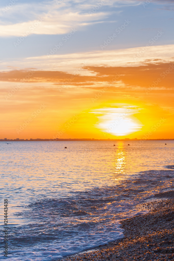 Obraz premium Beautiful summer sunset with clouds over the sea