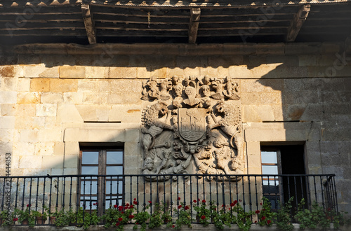 Familienwappen an der Fassade de Casa Quevedo in Santillana del Mar, Cantabria; Kantabrien; Spanien; photo