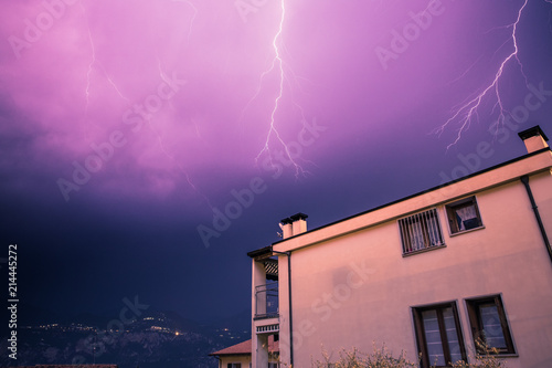 Blitzeinschlag über Häuserdach, Unwetter in Italien photo