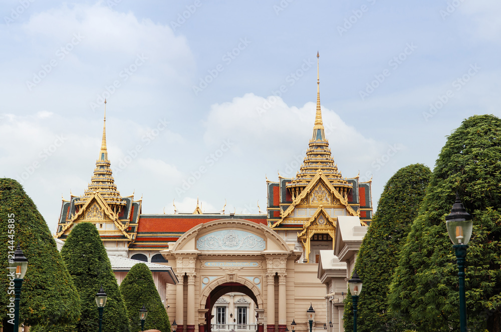 Obraz premium Golden artisan facade and roof of Bangkok Grand Palace 