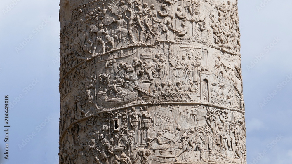 Detail der Trajanssäule in Rom mit zahlreichen Figuren und Kriegsdarstellungen des Kaisers