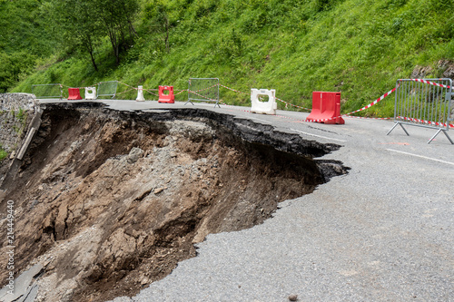 Quadro em tela collapse of the road in the French Pyrenees