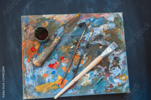 Obraz na płótnie artists brushes and oil paints on palette. w salonie