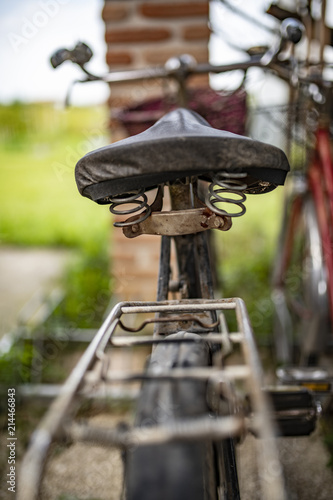 Bicicletta arrugginita abbandonata con freni a bacchetta