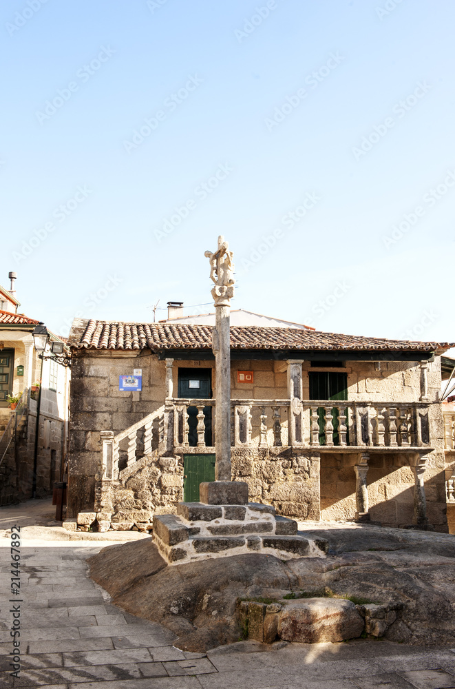 Dorfplatz mit Kreuz (Crucero) in Combarro, Provinz Pontevedra, Rias Bajas, Galicia, Gaicien, Spanien