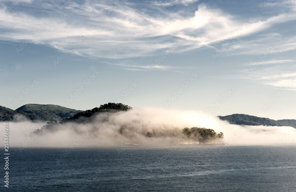 Wolke über der Isla de Tambo vor dem Dorf Combarro, Provinz Pontevedra, Rias Bajas, Galicia, Gaicien, Spanien