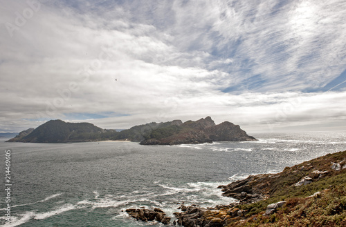 Isla de San Martiño (do Sur) von der Nordspitze der Isla de Montefaro aus gesehen, Islas Cies im Parque Nacional de las Islas Atlánticas de Galicia, Provinz Pontevedra, Rias Bajas, Galicien, Spanien photo