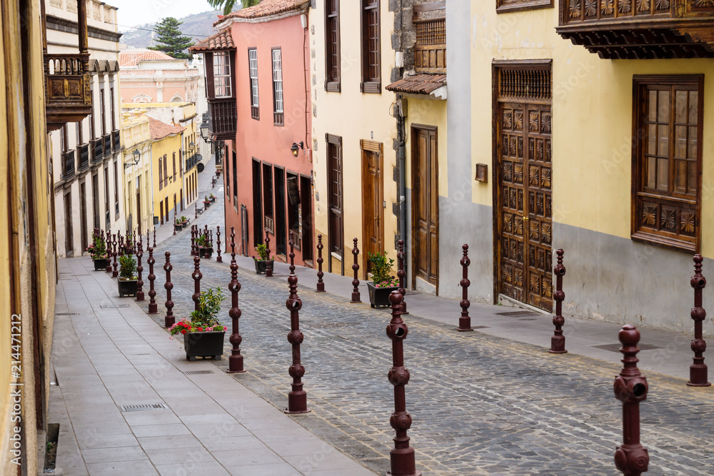 Obraz premium Cobbled street with colourful houses in La Orotava, Tenerife, Canary Islands, Spain