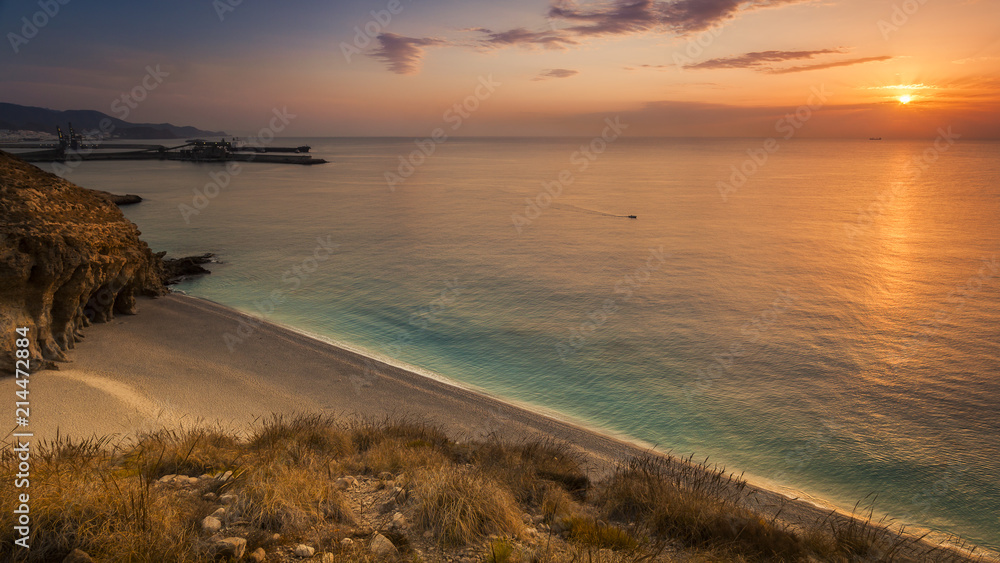 Obraz premium Beautiful sunrise on the beach of Carboneras