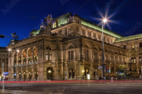 Fototapeta Naklejka Na Ścianę i Meble -  View of Vienna State Opera House in night
