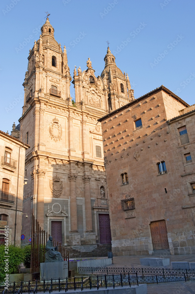 Salamanca, Altkastilien, Castilla-Leon, Spanien.  Kirche Clerecia,.  Casa de las Conchas.