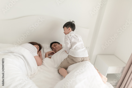 boy going to annoy wake up her parents in bed.
