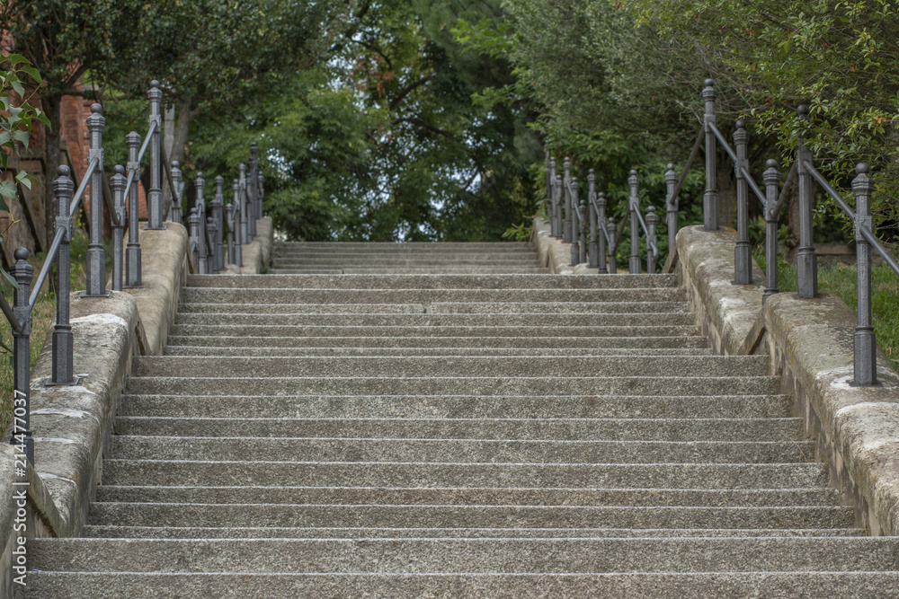 Obraz premium Stone Steps leading into the Park