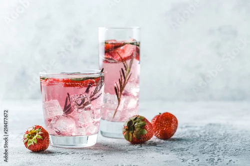 Obraz Napój truskawkowy i rozmarynowy