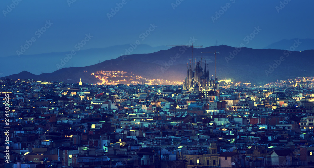 Fototapeta premium Barcelona w czasie zachodu słońca, Hiszpania