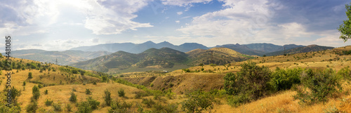 панорама зеленых холмов с облачным небом, Крым, лето