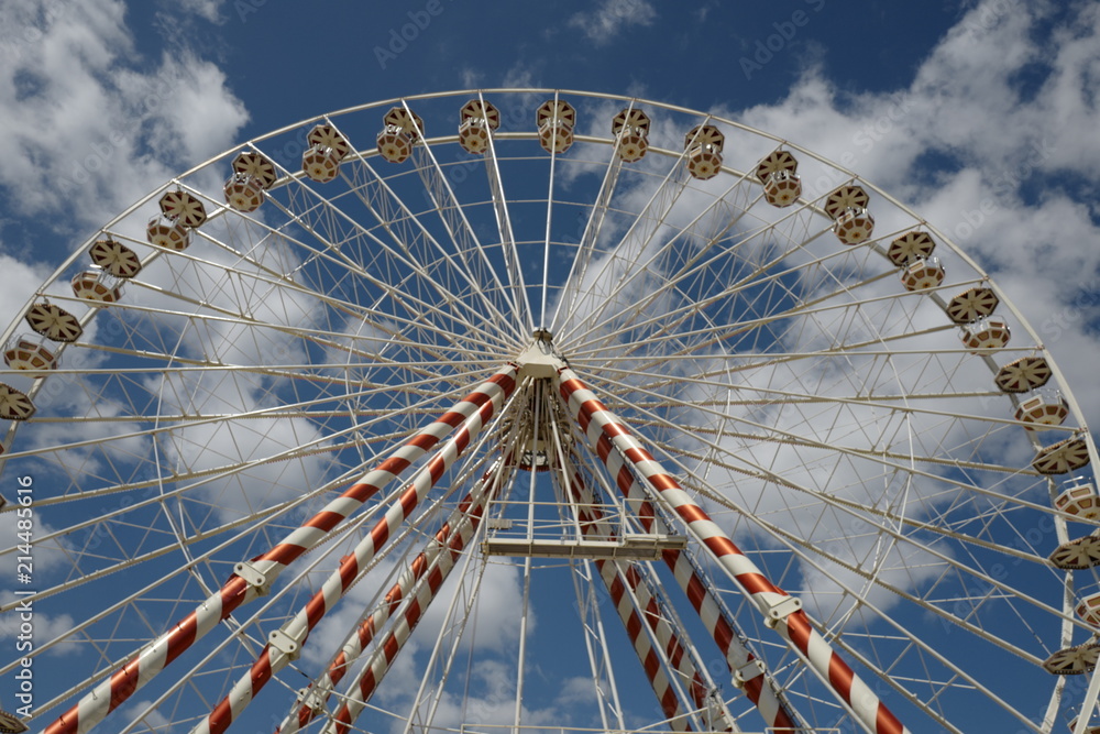 grande roue ciel nuageux grande roue ciel nuageux