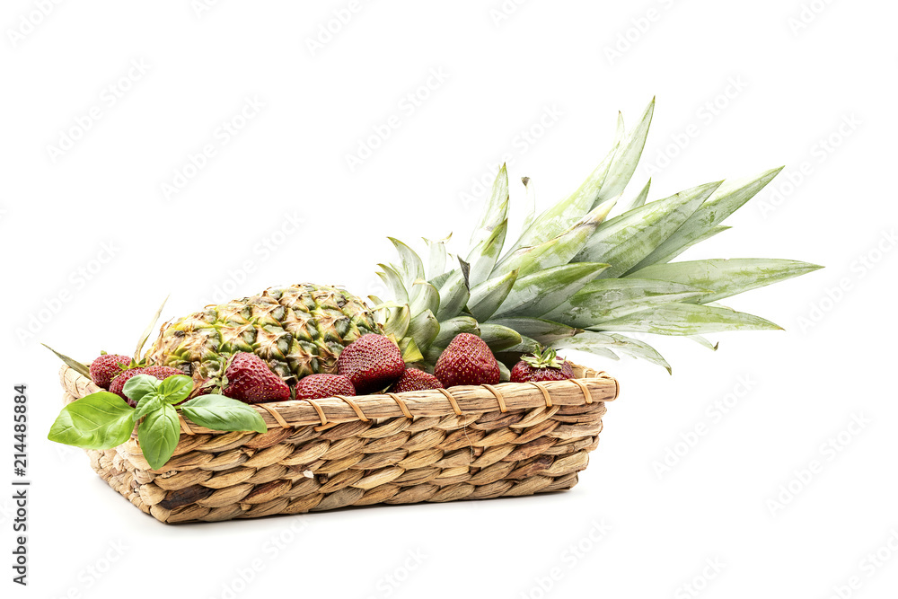 Obstkorb mit Ananas und Erdbeeren Obstkorb mit Ananas und Erdbeeren