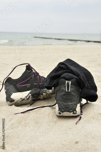 Joggingschuhe am Strand im Sand am Meer © Mitch Shark