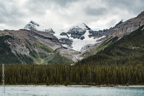 Fototapeta Naklejka Na Ścianę i Meble -  Grand Panorama of Surrounding Peaks at Maligne Lake, Jasper National Park.