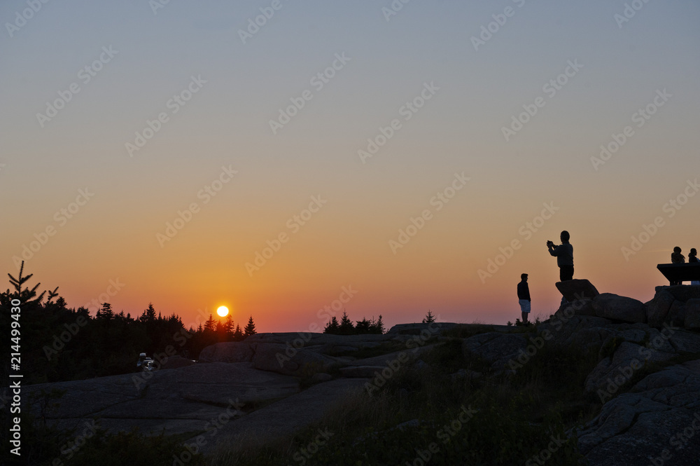 Touristen beobachten den Sonnenuntergang am Cadillac Mountain, Acadia National Park, Bundesstaat Maine, USA, Vereinigte Staaten, Nordamerika