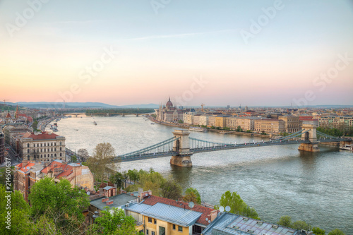 Obraz na płótnie Overview of Budapest at sunset w salonie