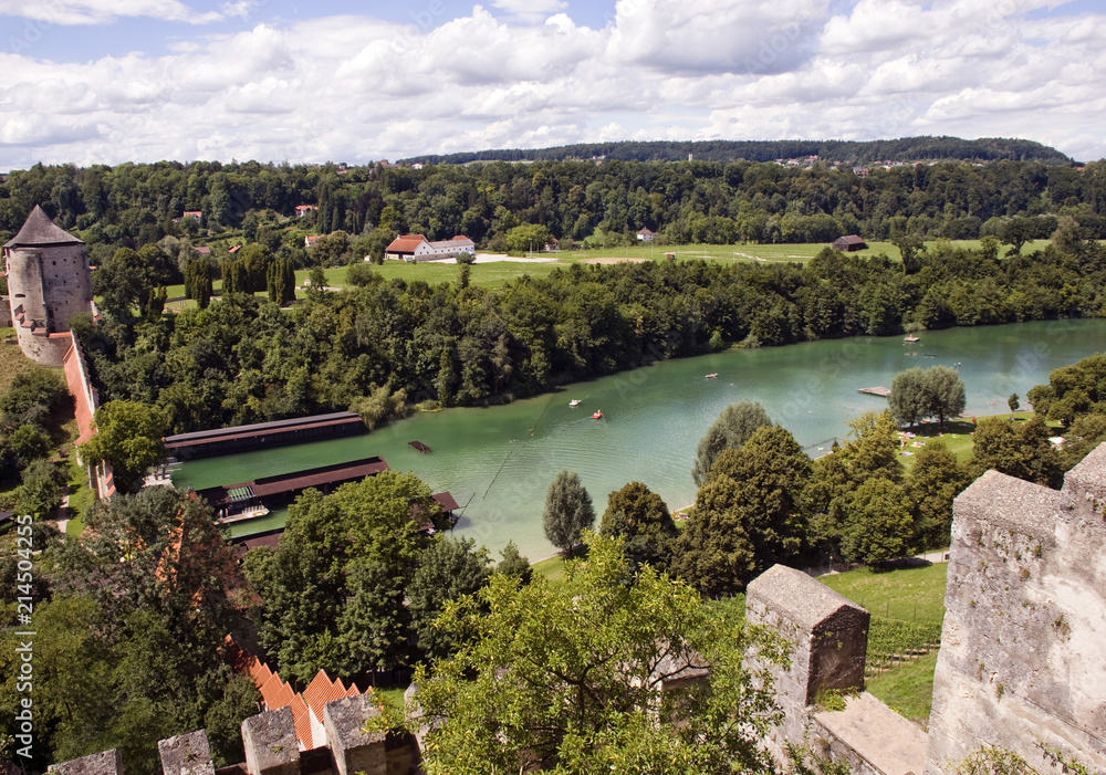 Blick von der Burg auf das Naturfreibad Wšhrsee. LŠngste Burganlage Europas in Burghausen an der Salzach