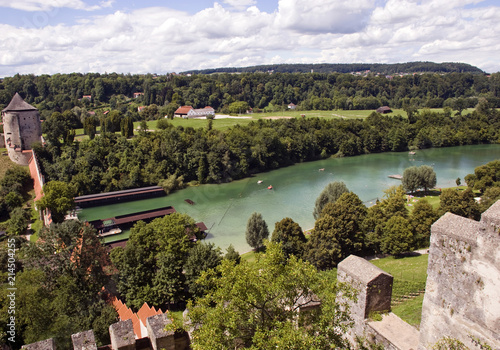 Blick von der Burg auf das Naturfreibad Wšhrsee. LŠngste Burganlage Europas in Burghausen an der Salzach