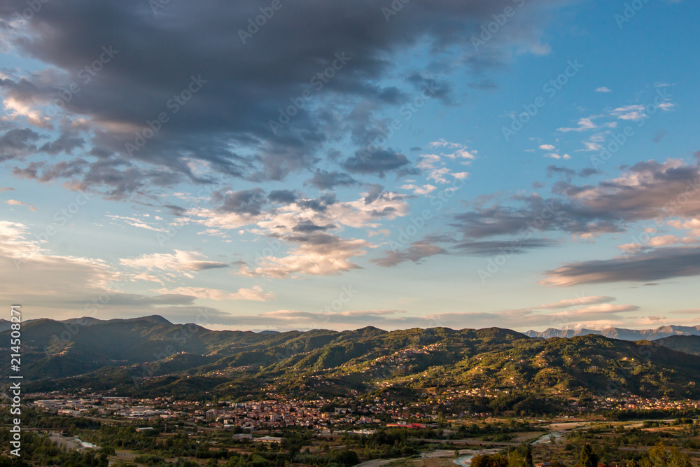 paysage magnifique d'un village au pied d'un montagne de toscane en italy