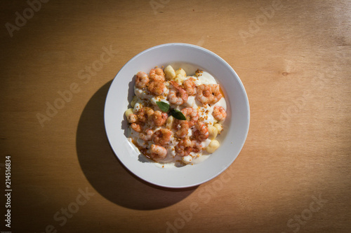 fettuccine, espaguete, penne, macarrão comida italiana massa prato feito com vegetais alho poró tomate e cheiro verde, camarão, bacon