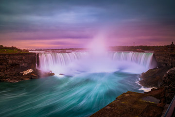 Fototapete Lavendelfarbene Motive Niagarafälle bei Sonnenaufgang in Kanada  © Aqnus