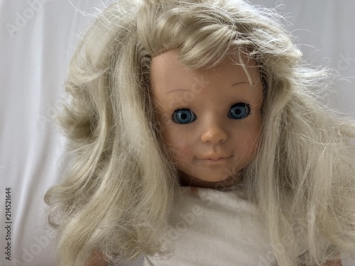 Portrait blonde Mädchenpuppe mit blauen Augen 