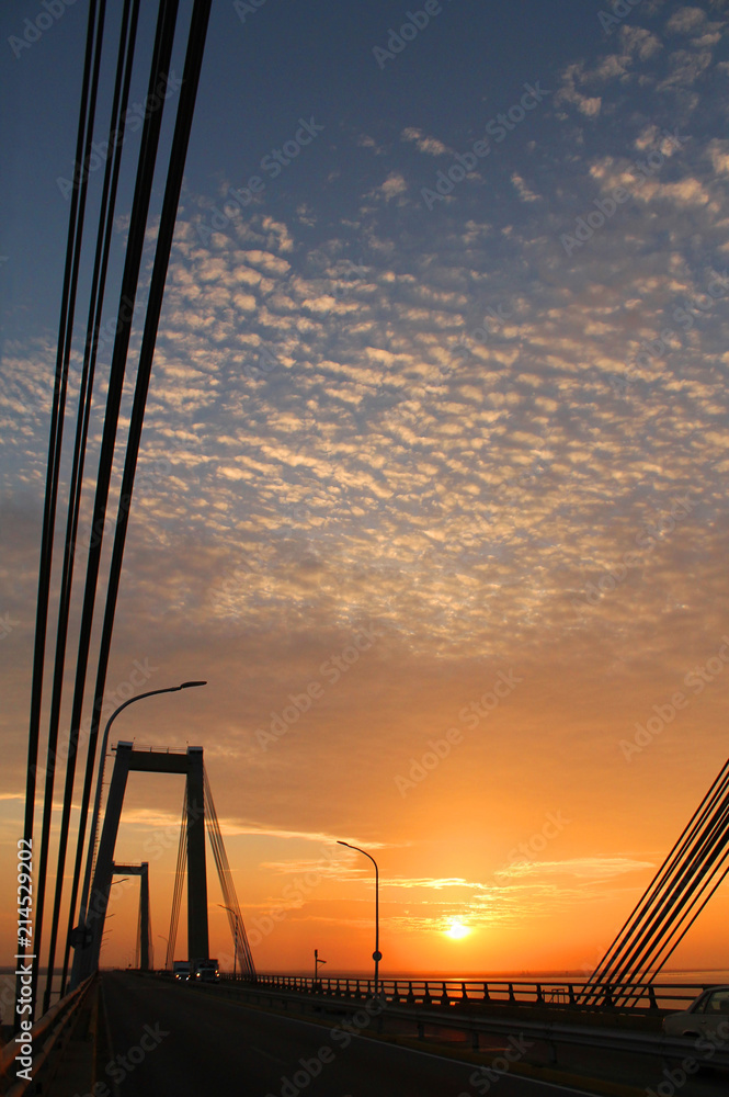 Obraz premium Amanecer desde el puente Rafael Urdaneta sobre el Lago de Maracaibo.