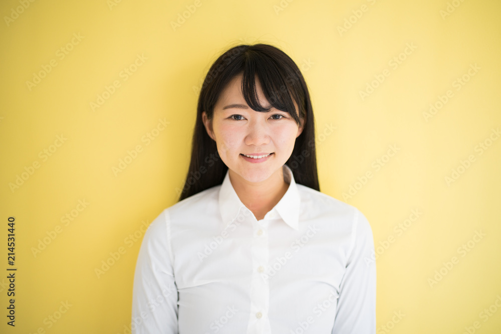 笑顔の若い女性 笑顔の若い女性