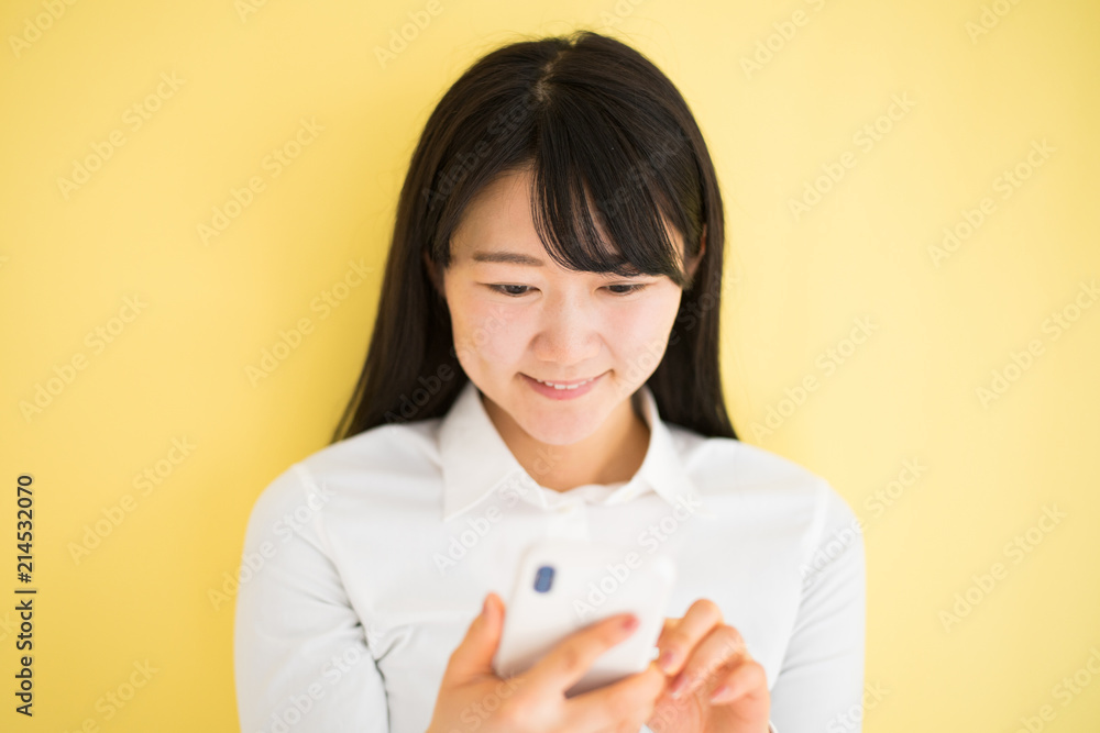 スマートフォンを使う女性 スマートフォンを使う女性