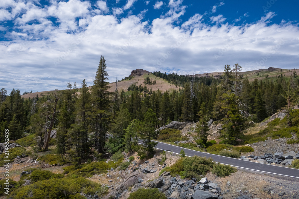 Obraz premium Beautiful Butte and Alpine Mountain Landscape Along Ebbetts Pass