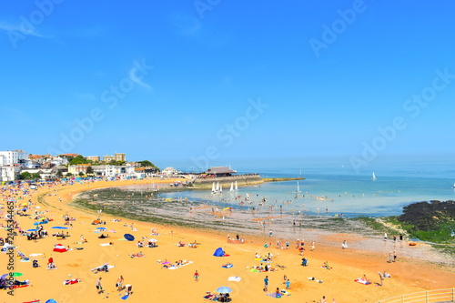 Tourists on their summer holidays. Viking beach in the coastal town of Broadstairs, Kent county gets really busy during the summer school holidays. Broadstairs, Kent, UK © Rusana