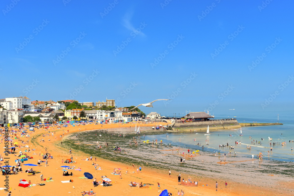 Viking bay beach packed with tourists and locals enjoying the sunshine. Broadstairs, Kent, England