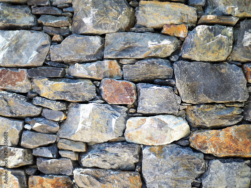 大きな石の壁