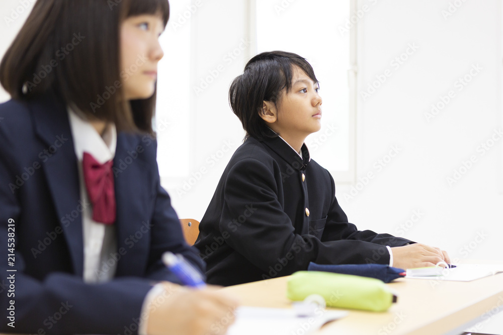 塾で勉強する中学生 塾で勉強する中学生