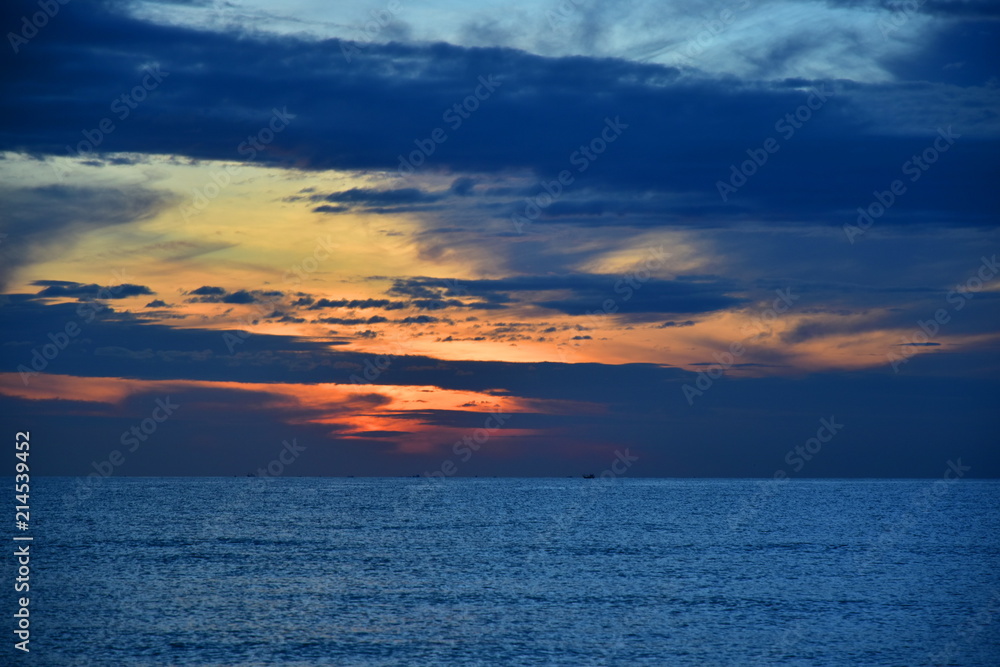 Fototapeta premium Sunrise over the ocean in Vietnam. Cam Ranh