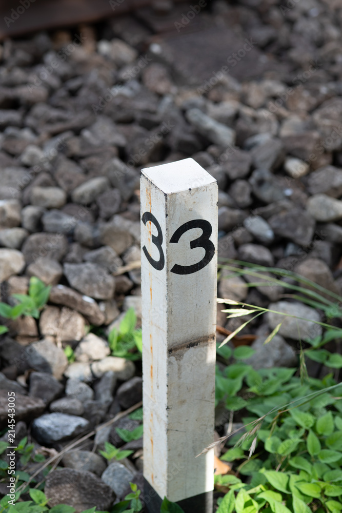 線路脇の数字の3が書かれた白い杭 Stock Photo Adobe Stock