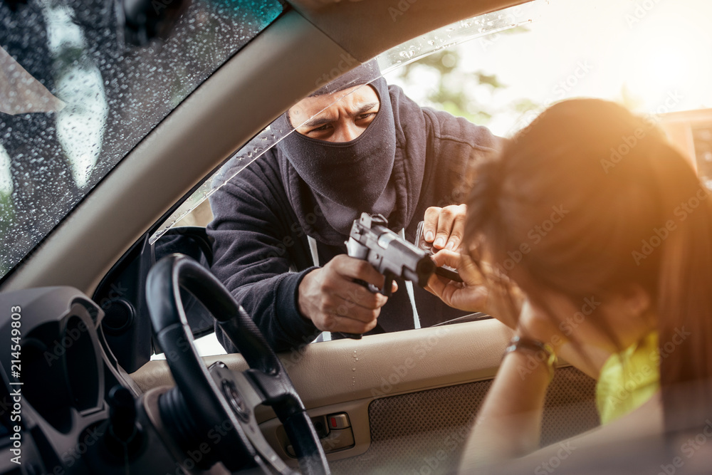 Obraz premium Bandits men wearing black velvet jackets are robbing cell phones from girls in cars.