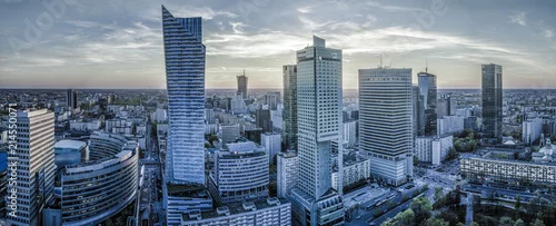 Fototapeta Warszawa z nowoczesnym wieżowcem o zachodzie słońca-Panorama