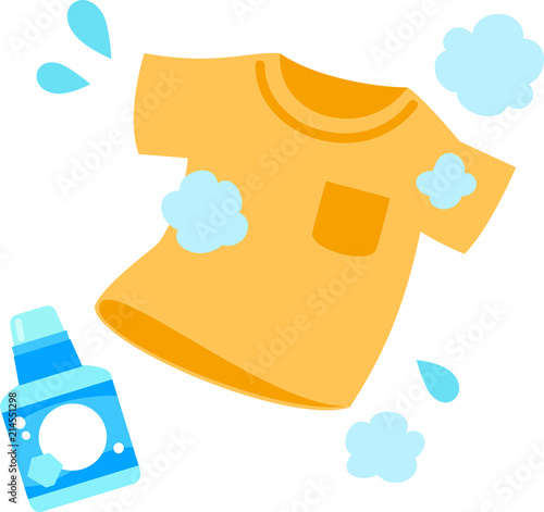 洗濯されるTシャツと洗剤のボトル